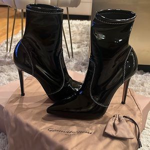 Gianvito Rossi Black Vinyl Contrast White Stitch Ankle Boot size 37.5 US 7